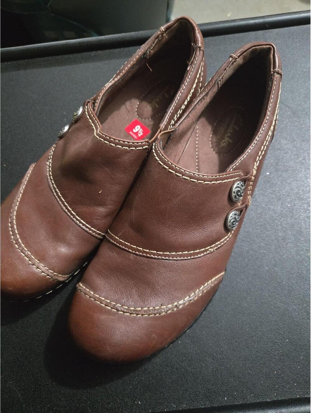 Clarks Bendables Brown Leather Slip-On Loafers with Button Detail Size 9.5
